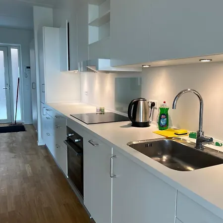 Modern By And Metro Apartment *